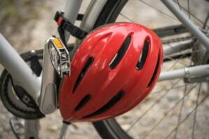 Capacete de ciclismo vermelho.