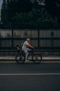 Transportar criança na bicicleta