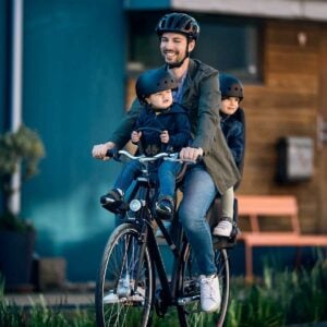 passeio de bicicleta com os filhos
