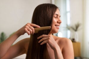 Penteando cabelo creme