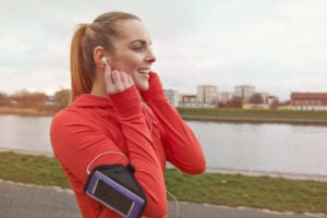 Prática de esportes usando fone de ouvido