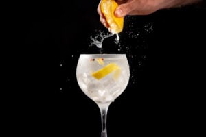 espremendo limão no gin