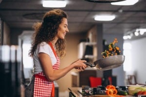 preparar alimentos na panela antiaderente