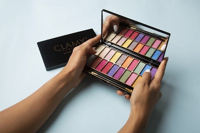 mãos segurando paleta de sombras