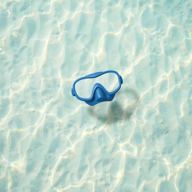 oculos de natação boiando no mar crsitalino