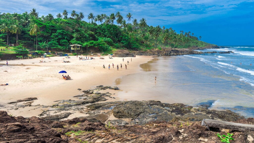 O vilarejo baiano com mar azul e clima rústico que virou queridinho de surfistas e famílias