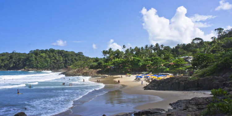 O vilarejo baiano com mar azul e clima rústico que virou queridinho de surfistas e famílias
