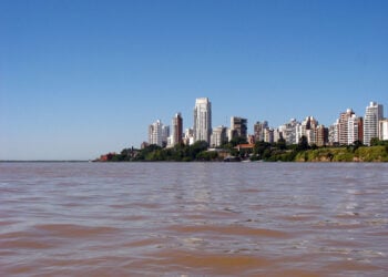 A cidade que guarda os passos de Messi antes da fama