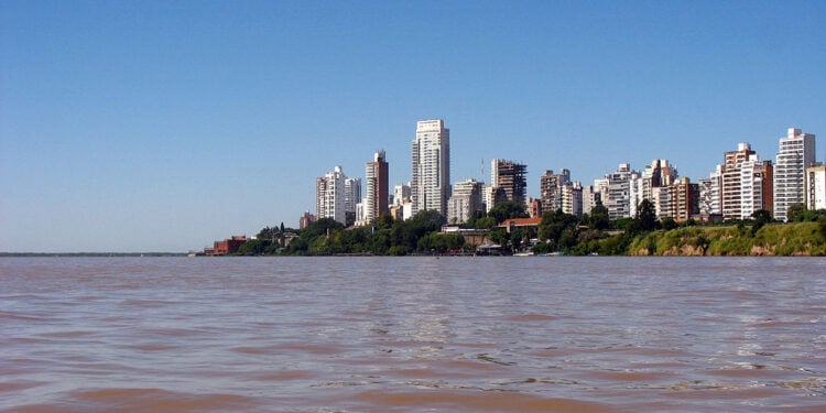 A cidade que guarda os passos de Messi antes da fama