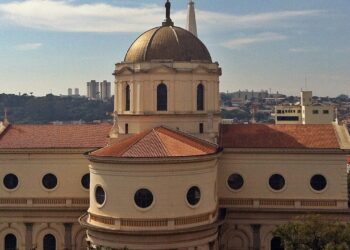 A cidade que revelou Oscar ao mundo e conquista pela sua história e beleza