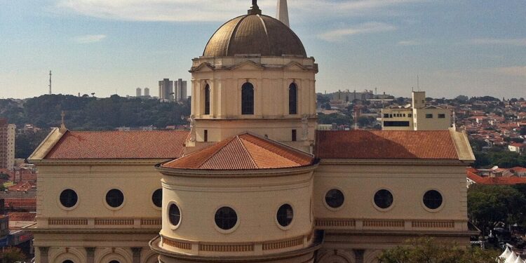 A cidade que revelou Oscar ao mundo e conquista pela sua história e beleza