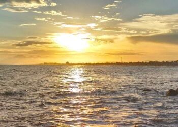 Esse lugar tem trilhas, mar calmo, surfe e cultura em um só destino