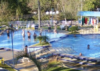 O paraíso escondido de águas termais que atrai milhares de turistas todos os anos