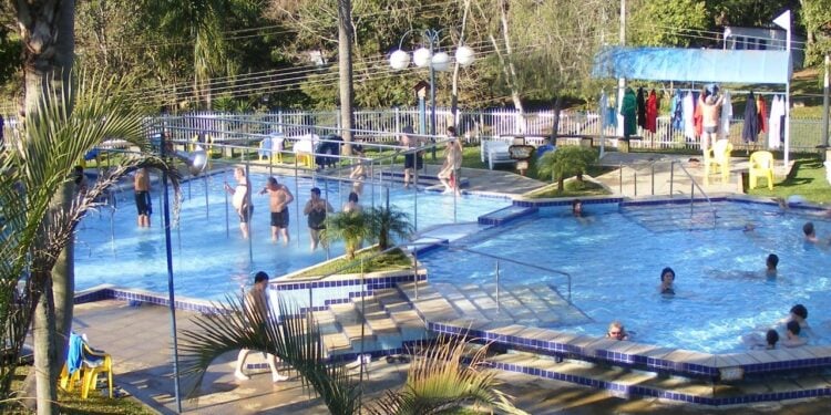 O paraíso escondido de águas termais que atrai milhares de turistas todos os anos