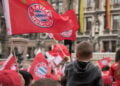 Bayern lança uniforme 2025 com QR Code e retorno do vermelho