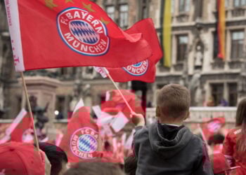 Bayern lança uniforme 2025 com QR Code e retorno do vermelho