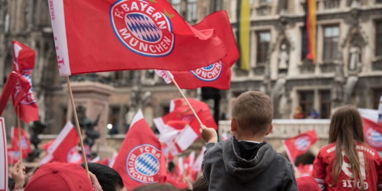 Bayern lança uniforme 2025 com QR Code e retorno do vermelho