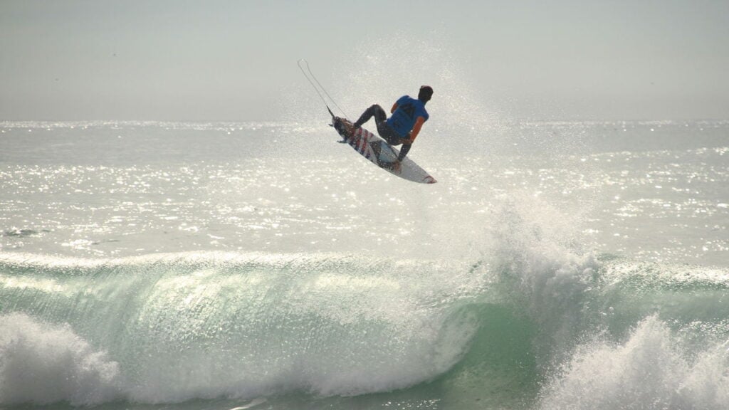 A praia que moldou o maior surfista do Brasil vai te surpreender