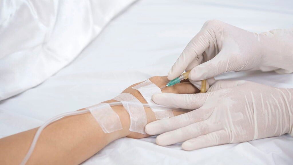 Médicos alertam: os perigos por trás da moda do soro da beleza