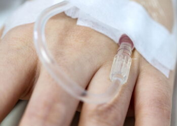 Médicos alertam: os perigos por trás da moda do soro da beleza