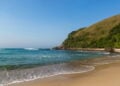 A praia que moldou o maior surfista do Brasil vai te surpreender