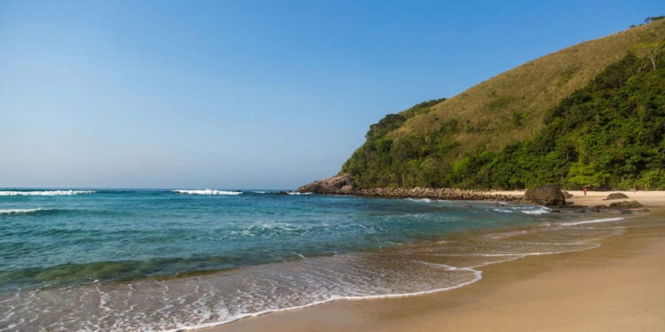 A praia que moldou o maior surfista do Brasil vai te surpreender