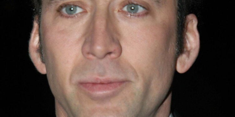Correnteza quase leva Nicolas Cage durante gravações de The Surfer