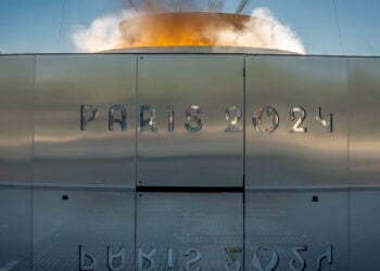 Pira olímpica de Paris 2024 usa LEDs e vapor no lugar do fogo