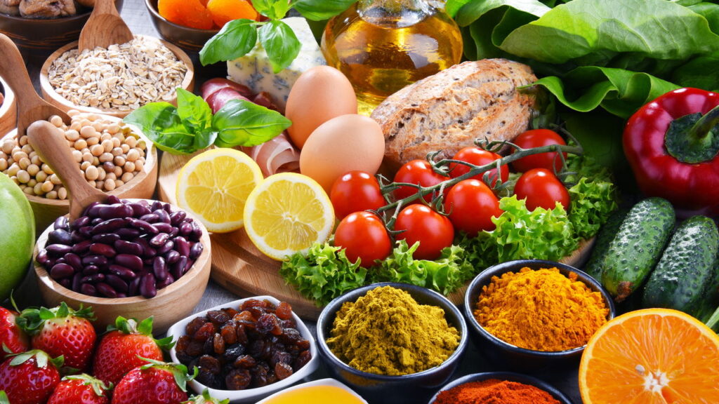 Como a alimentação influencia o desempenho em atividades físicas
