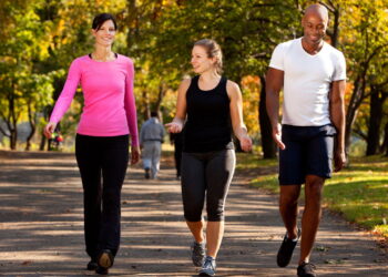 Por que caminhar é o exercício ideal para todas as idades
