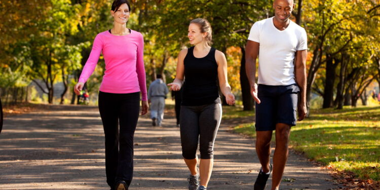 Por que caminhar é o exercício ideal para todas as idades