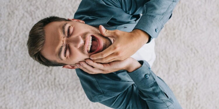 Sofre com dor no maxilar? Veja exercícios simples que aliviam rápido!