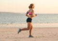 Benefícios de praticar esportes na areia da praia para o corpo