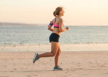 Benefícios de praticar esportes na areia da praia para o corpo