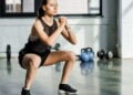 O treino de 25 minutos que queima gordura sem destruir seus joelhos