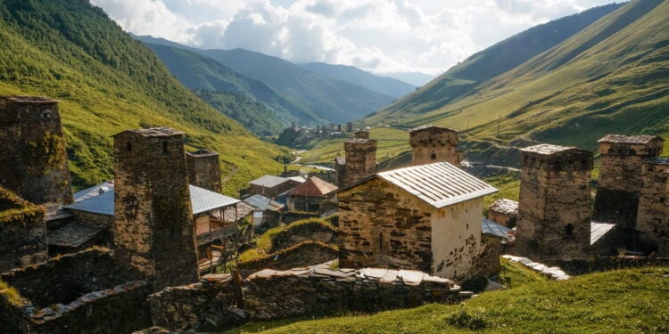 Este destino está conquistando viajantes com cultura vibrante e paisagens épicas