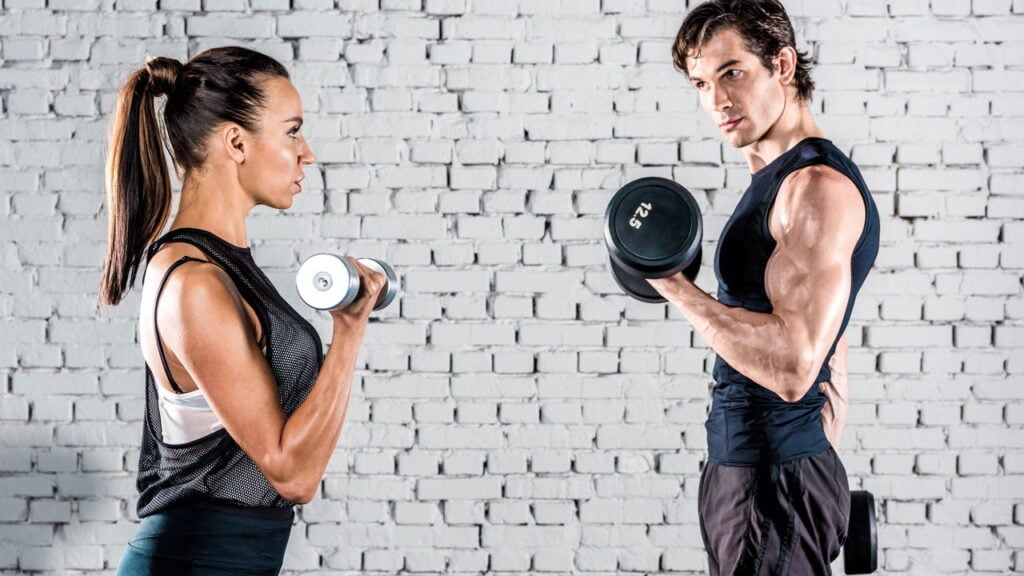 Como fazer um treino de cardio e força em casa usando apenas halteres