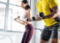 Como fazer um treino de cardio e força em casa usando apenas halteres