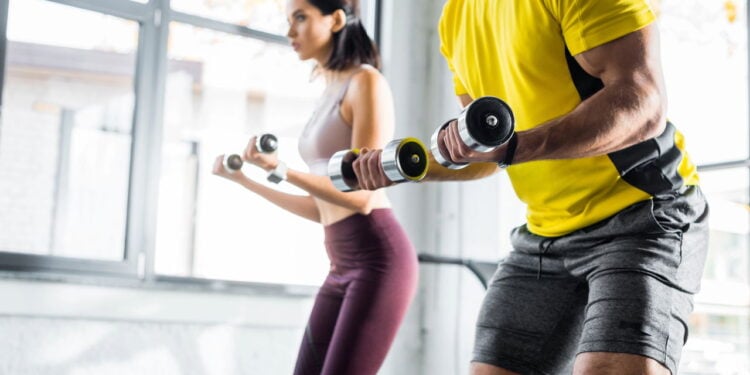 Como fazer um treino de cardio e força em casa usando apenas halteres