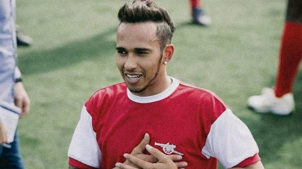 Hamilton se aproxima do futebol e tem interesse em clube inglês