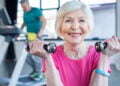 3 exercícios simples para idosos que estão perdendo massa muscular