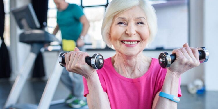 3 exercícios simples para idosos que estão perdendo massa muscular