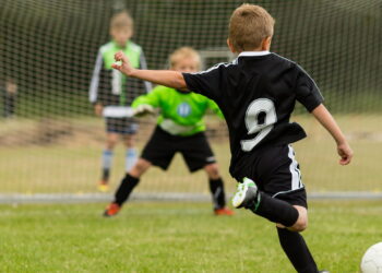 Esportes nas escolas fortalecem autoestima e bem-estar dos jovens