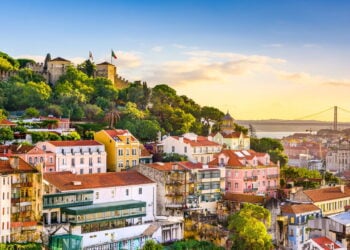 Cidades queridinhas dos turistas estão fechando as portas e o mundo está em alerta