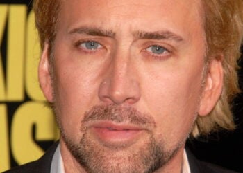 Nicolas Cage com atuação intensa em o surfista dirigido por Lorcan Finnegan