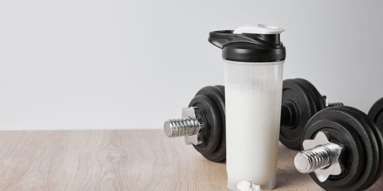 Consumir proteína antes de dormir ajuda no aumento da massa muscular?