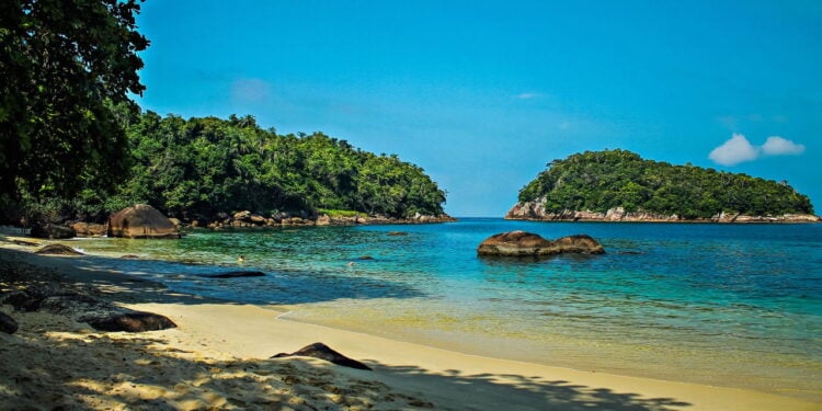 A cidade mais desejada do litoral paulista tem praias, trilhas e história