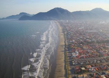 A cidade litorânea que conquistou pescadores e surfistas de todo o país