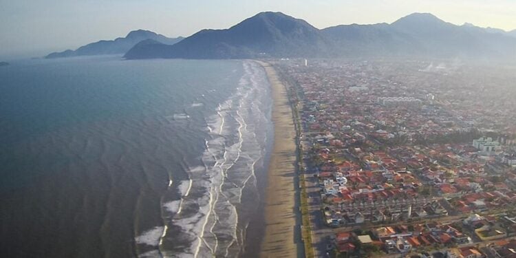 A cidade litorânea que conquistou pescadores e surfistas de todo o país