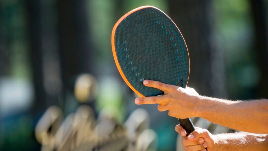 Beach tennis conquista brasileiros, mas alerta para lesões